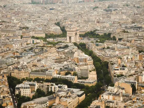 Vue aérienne de Paris et de l'Arc de Triomphe