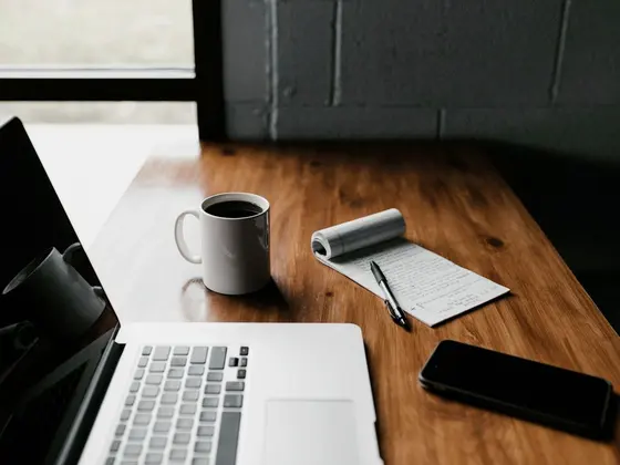 Bureau d'entrepreneur avec ordinateur portable, carnet et café