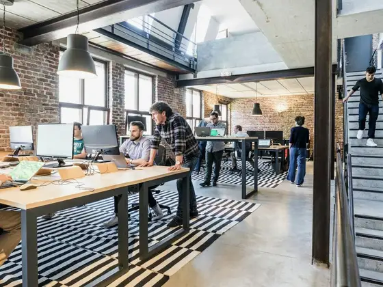 Équipe d'une PME au travail dans un open space lumineux