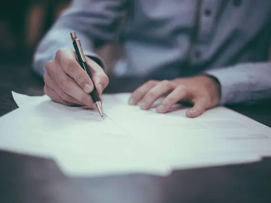 Dirigeant annotant un document de prévisionnel de trésorerie